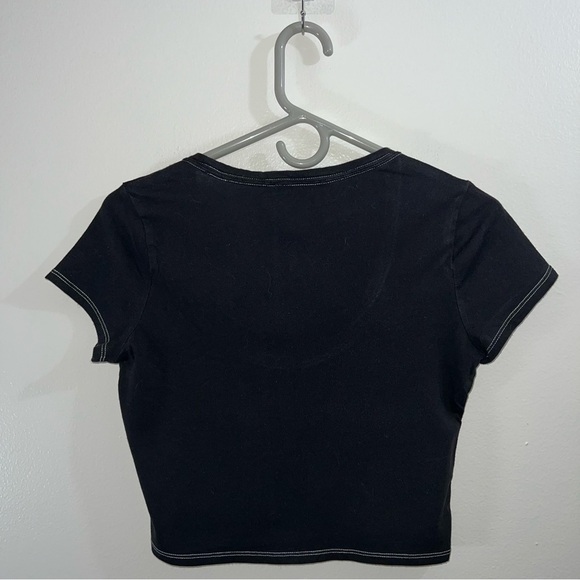 Forever 21 black scoop neck crop top with contrast white stitching size medium - Picture 4 of 4